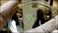 Výzkumníci zkombinovali kovy s umělými svaly a vytvořili umělé oko