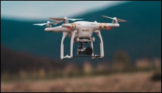 Jak by dopadla srážka drona s letadlem?