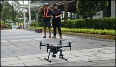 Singapur se ujímá iniciativy a vypouští do ulic armádu dronů