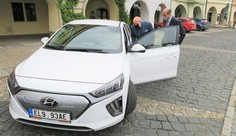 Na soutoku Labe s Vltavou budou ve službách města jezdit dvě e-auta Hyundai IONIQ