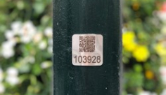 Praha doplní štítky na stožárech veřejného osvětlení o QR kódy. Ty pomůžou hasičům i turistům.