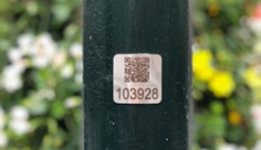Praha doplní štítky na stožárech veřejného osvětlení o QR kódy. Ty pomůžou hasičům i turistům.