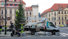 Městská společnost THMP dokončila vánoční výzdobu v ulicích Prahy