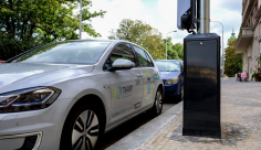 V Praze se budou elektromobily nabíjet přímo ze sítě veřejného osvětlení