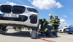Olomoučtí hasiči vyvinuli speciální vozíky, usnadní zásah u hořícího elektromobilu