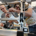Vědci Fjodor Antonov a Michail Goljubov připravují 3D tiskárnu, která produkuje velice pružný a odolný materiál