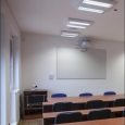 Obr. 6a: Školicí místnost s prezentační audio/video technikou.