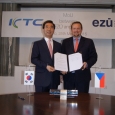 Podpis dohody mezi EZÚ a Korea Testing Certification. Dalibor Tatýrek a Kaphong Choi.