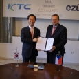 Podpis dohody mezi EZÚ a Korea Testing Certification. Dalibor Tatýrek a Kaphong Choi.