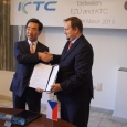 Podpis dohody mezi EZÚ a Korea Testing Certification. Dalibor Tatýrek a Kaphong Choi.