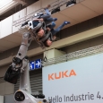 Robotická ruka společnosti KUKA umí nejen pracovat v průmyslu, ale umí také bavit