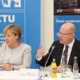 Bohuslav Sobotka diskutuje, Angela Merkelová naslouchá