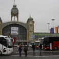 Obr. 1. Autobusy obsadily i plochu před Průmyslovým palácem