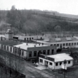 Obr. 6. Hlavní výrobní budova náchodského podniku MEZ (1957)