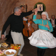 Obr. 6. Karel Sokanský ve víru tance s Jitkou Menšíkovou (Svatoborský sklípek, 24. 2. 2007)