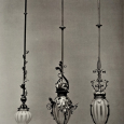 Obr. 15. Závěsná svítidla se stínidly hutně zdobenými niťováním, kolem roku 1930 (SOkA Jablonec nad Nisou)