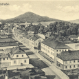 Obr. 2. Dobová pohlednice z Nového Boru s budovou firmy Carl Hosch, rok 1931
