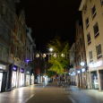 Obr. 10. Príklad obrazu svetelných vrstiev v komerčnej zóne: zavesené verejné osvetlenie, reklama svetlo z výkladov, iné dočasné vplyvy (Leuven, Belgicko)