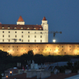 Obr. 14. Vnútorný obraz mesta – moment vznikajúcej známej večernej siluety bratislavského hradu: palác – biela silueta v tmavom pozadí, opevnenie hradu – teplé svetlo žltej farby ako podnož