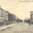 Obr. 2. Sídlo firmy na pohlednici z roku 1906, jde o poslední dům v řadě na levé straně ulice
