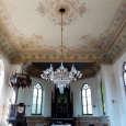 Obr. 9. Interiér kostela Nanebevstoupení Páně v Desné s ověskovým lustrem – s největší pravděpodobností od firmy Johann Umann, konec 19. století