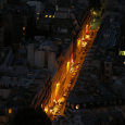 Obr. 76. Intenzívne osvetlená ulica v Paríži tvorí os rezidenčnej oblasti s nízkym jasom vnútroblokov